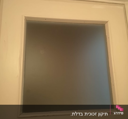 זכוכית חלבית במסגרת עץ לבנה